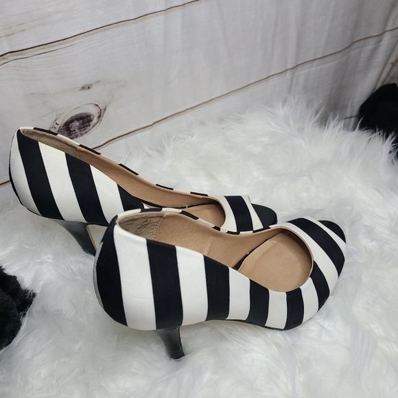 Black and White Striped Peekaboo Toe Pumps - Picture 3 of 6